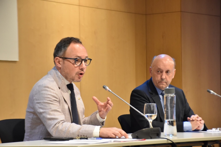 El president de la Cambra de Comerç, Josep M. Mas, i el cap de Govern, Xavier Espot durant la seva intervenció en la presentació de l'Informe econòmic del 2024.